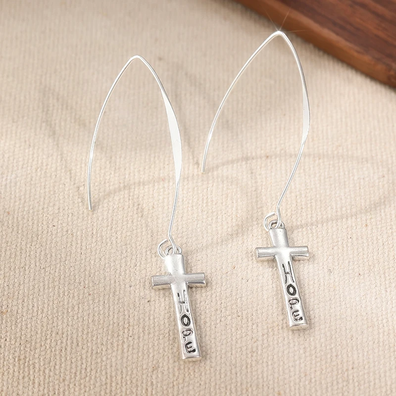 Ethnische Silberfarbene Kreuz-Ohrhänger für Damen Metall-Ohrringe mit Handgeschnitztem Muster für Party und Alltag – Detail 3