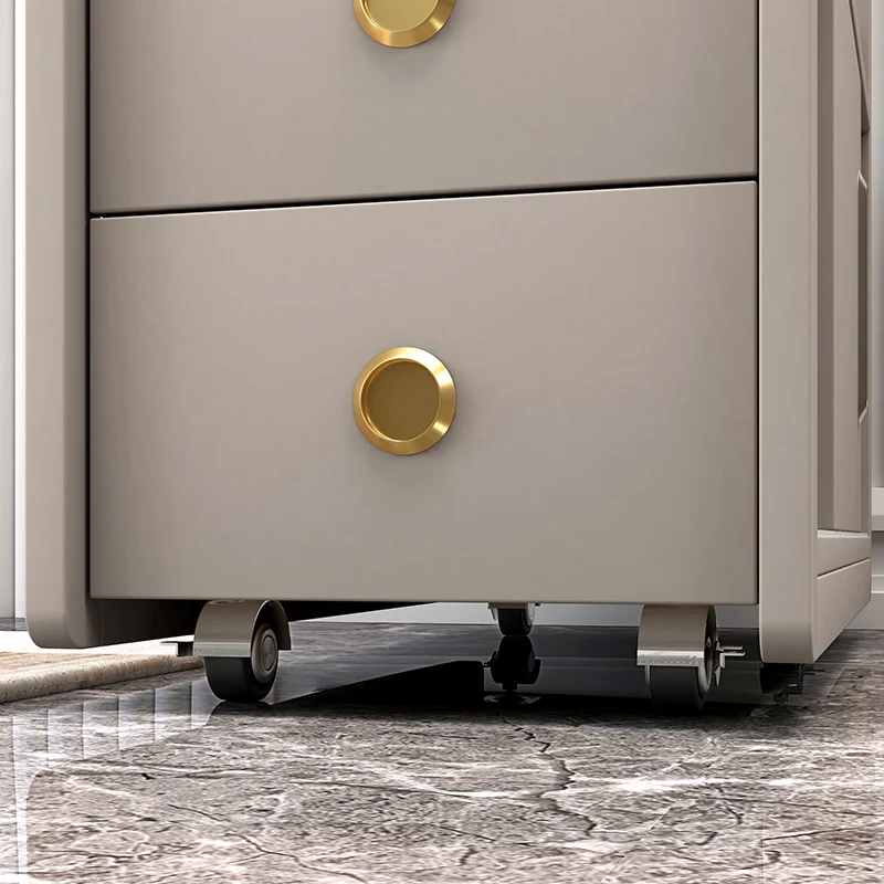 شقق صغيرة بجوار الأريكة مع ألواح الصخور والزوايا وعدد قليل من خزائن التخزين المتحركة، وهي بسيطة ومخزنة