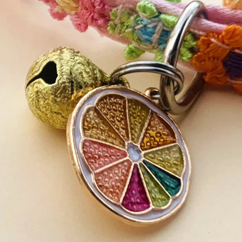 Collier pour animaux coloré avec clochette et empreintes pattes_voghion.com