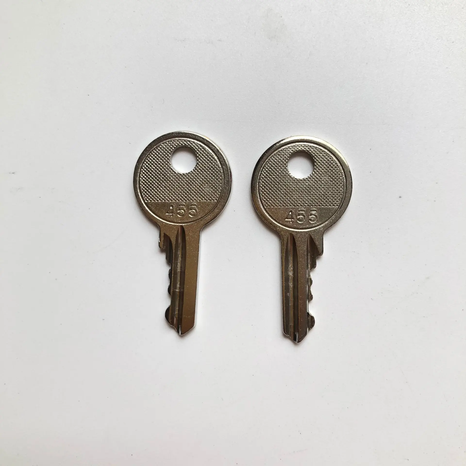 2pc Ignition Keys 455 key 104466 for Skyjack Genie JLG Snorkel Parts