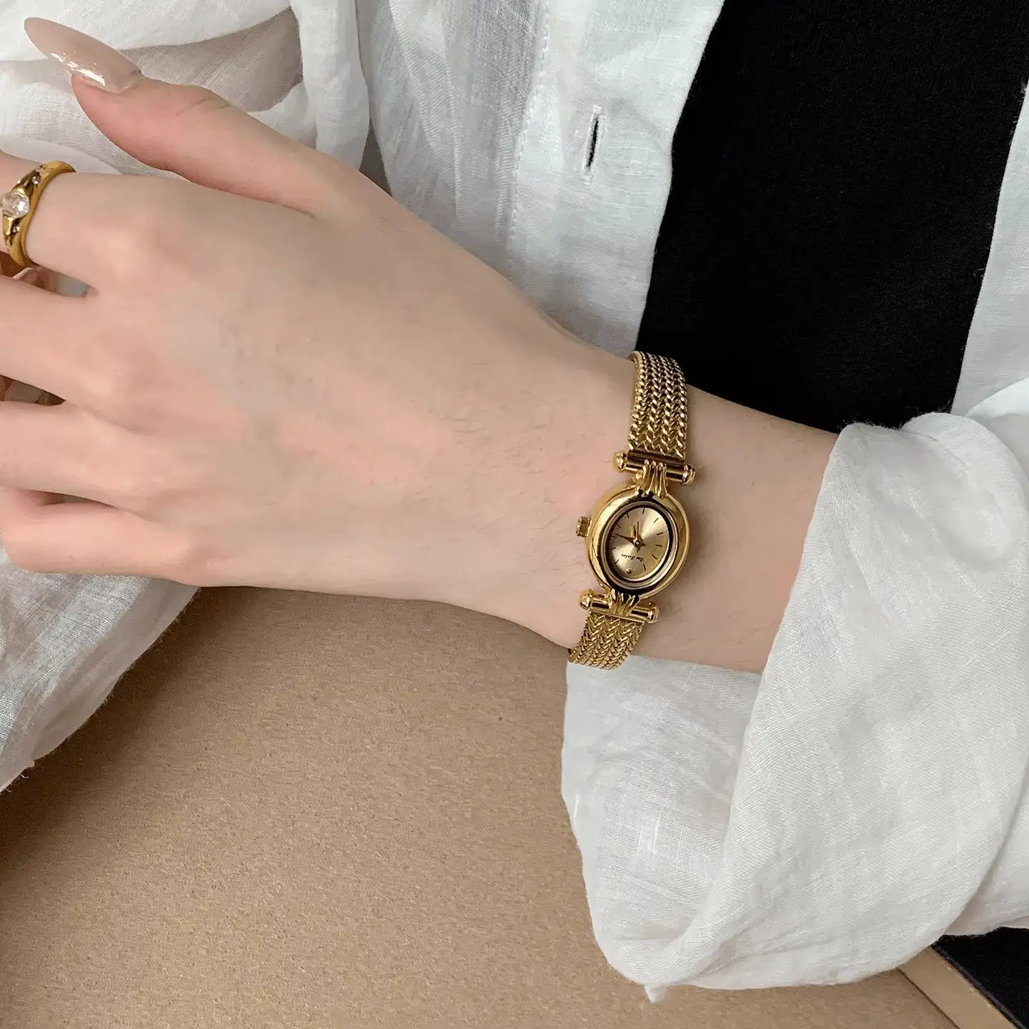 Vintage Watches for Women Braided Mesh Metal Bracelet Small Oval Dial Star Pointer Elegant Retro Ladies Quartz Wristwatch Gift