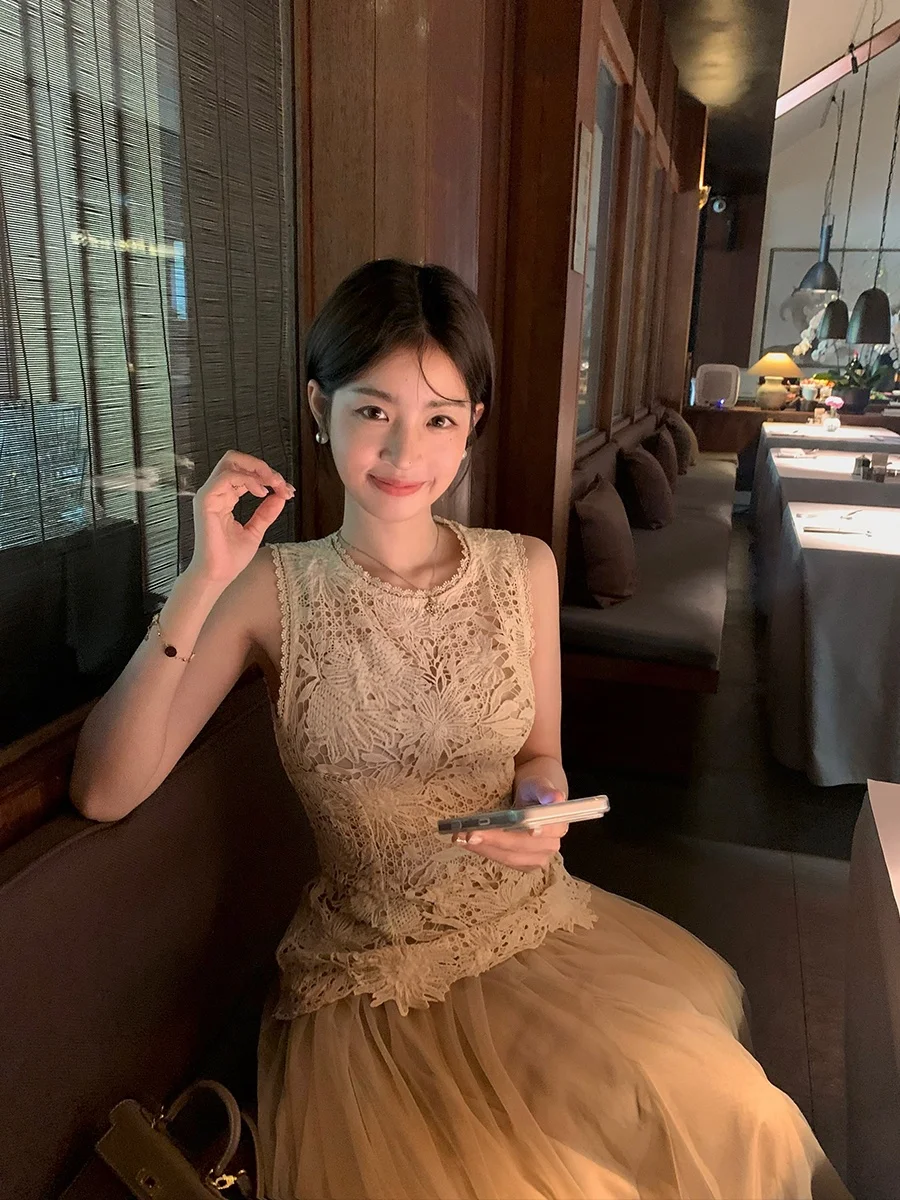 

Комплект из двух предметов MUKOK: кружевной топ без рукавов с вырезами и сетчатая юбка средней длины. Модный летний женский комплект с завышенной талией, облегающий крой.