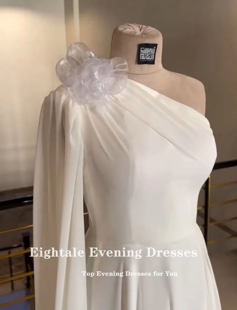Eightale Arabisches Hochzeitskleid mit einer Schulter, maßgeschneidert, elfenbeinfarbenes Satin, Flügelärmel, muslimisches Brautkleid, A-Linie, Brautpartykleid