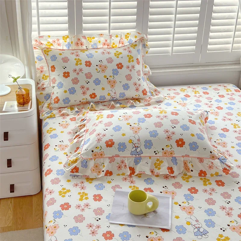 A pair of cotton printed pillowcases with ruffled edges, garden body pillowcases, bed pillowcases