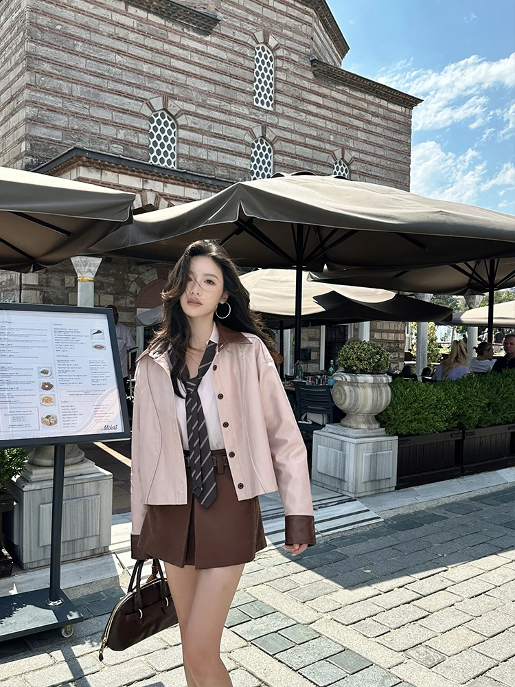 Jaqueta Feminina Zq Sweet Cool Rosa de Couro Ecológico com Cera, Design com Gola em Contraste, Estilo Motoqueiro Curta