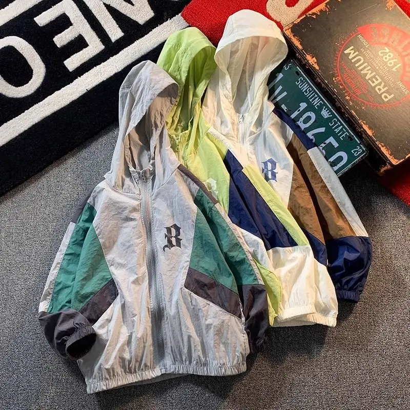 

Одежда для мальчиков 2025 Летняя тонкая и дышащая солнцезащитная одежда для детей среднего и старшего возраста, защита от солнца для детей