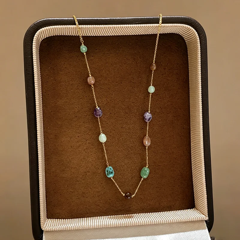 Goldfarbene Edelstahlkette, bunter, unregelmäßiger Naturstein-Anhänger, Halskette für Damen, Schmuck, Schlüsselbeinkette, Accessoire – Detail 7