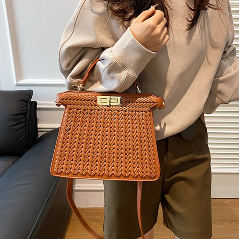 

2025 Luxury Designer New Fashion Women Woven Chain Messenger Bag Lady Trendy Check Pattern Handbags Portable Retro Shoulder Bag