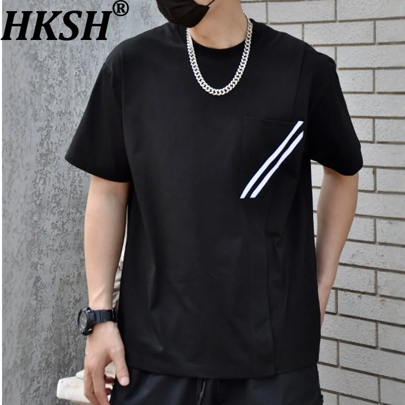 

HKSH Весна Лето Мужской тренд Нишевый дизайн Темные футболки Techwear Асимметричная лоскутная полосатая футболка с круглым вырезом и короткими рукавами HK7406