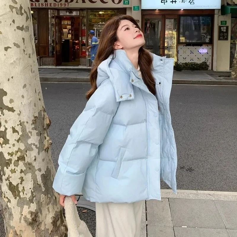 سترة قطن عصرية بقلنسوة باللون الأزرق الحليبي للنساء لشتاء 2025 تصميم جديد سترة دافئة فضفاضة وسميكة معطف شتوي أزرق #3