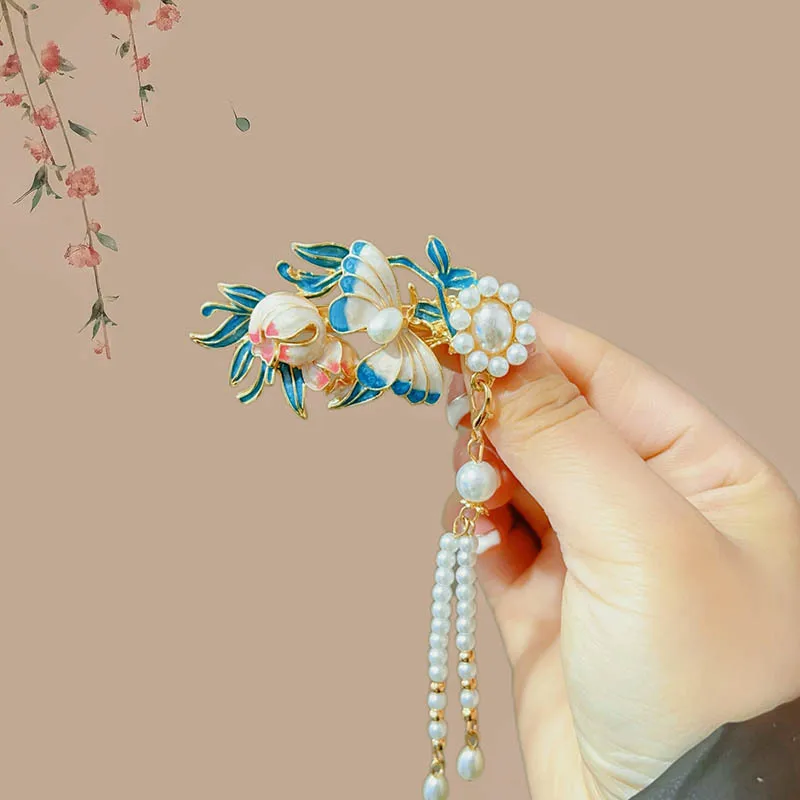 

Новая заколка для волос в китайском стиле с бабочкой и цветком любви, заколка для волос с эмалевым цветком, аксессуар для волос с жемчужной кисточкой в древнем стиле