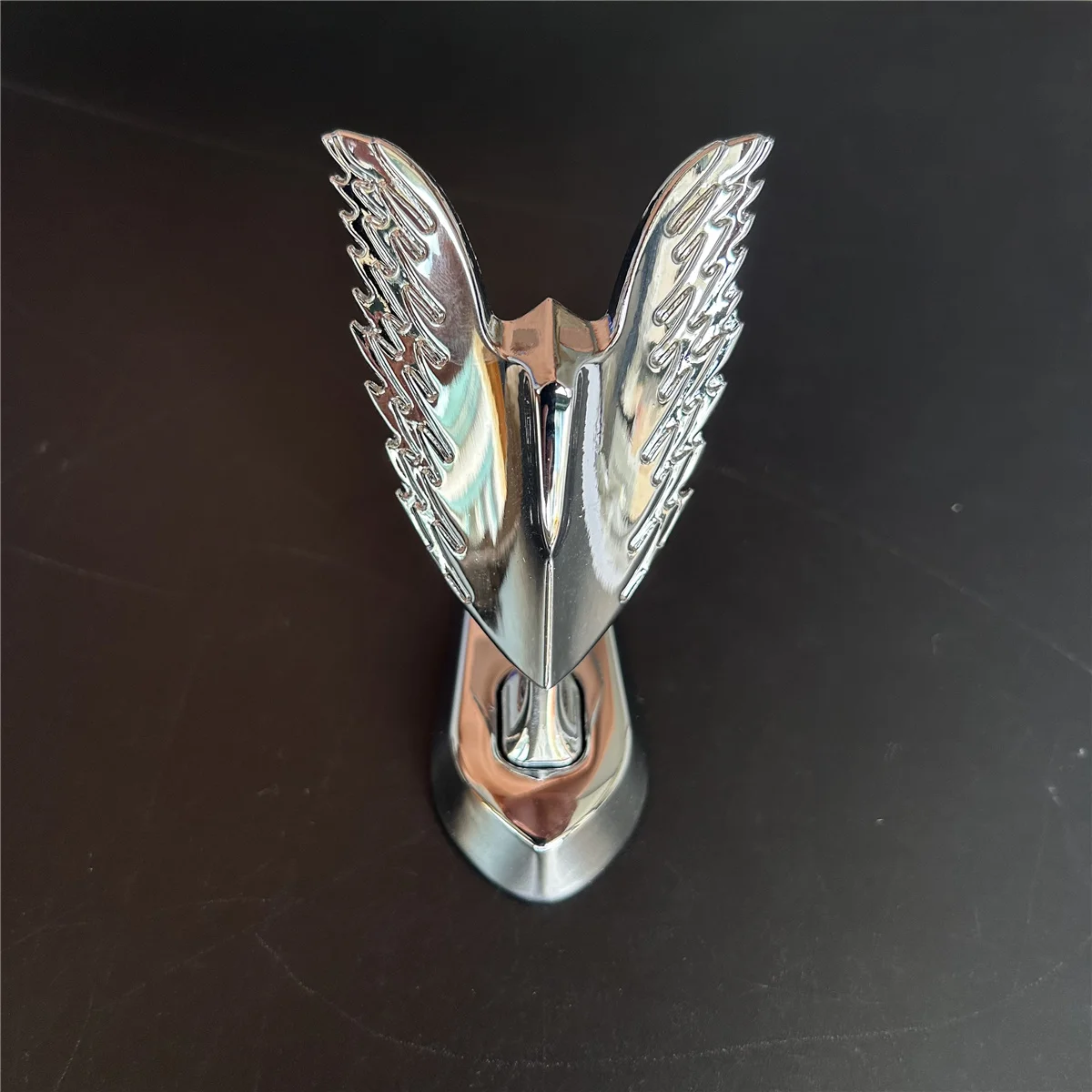 1PC 3D Alloy Eagle Wing Front Bonnet Emblem Car Styling Stand Hood Badge Decal Motorcycle Scooter Mud Guard Ornament Stickers