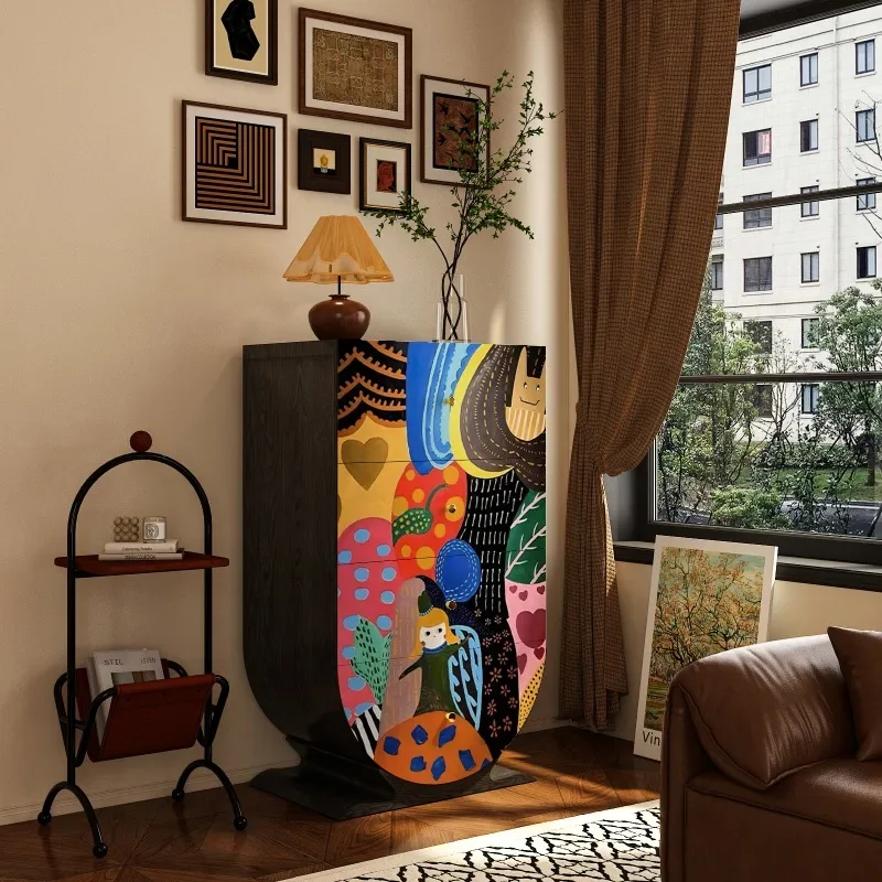 خزانة خشبية بأربعة دلاء، وغرفة معيشة على الحائط، وخزانة تخزين منزلية بجانب السرير لغرفة النوم