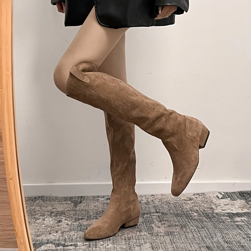 2025 Nuovi stivali alti al ginocchio da donna in pelle scamosciata Moda Slip On Scarpe basse da donna Concise Slim Long Botas De Mujer