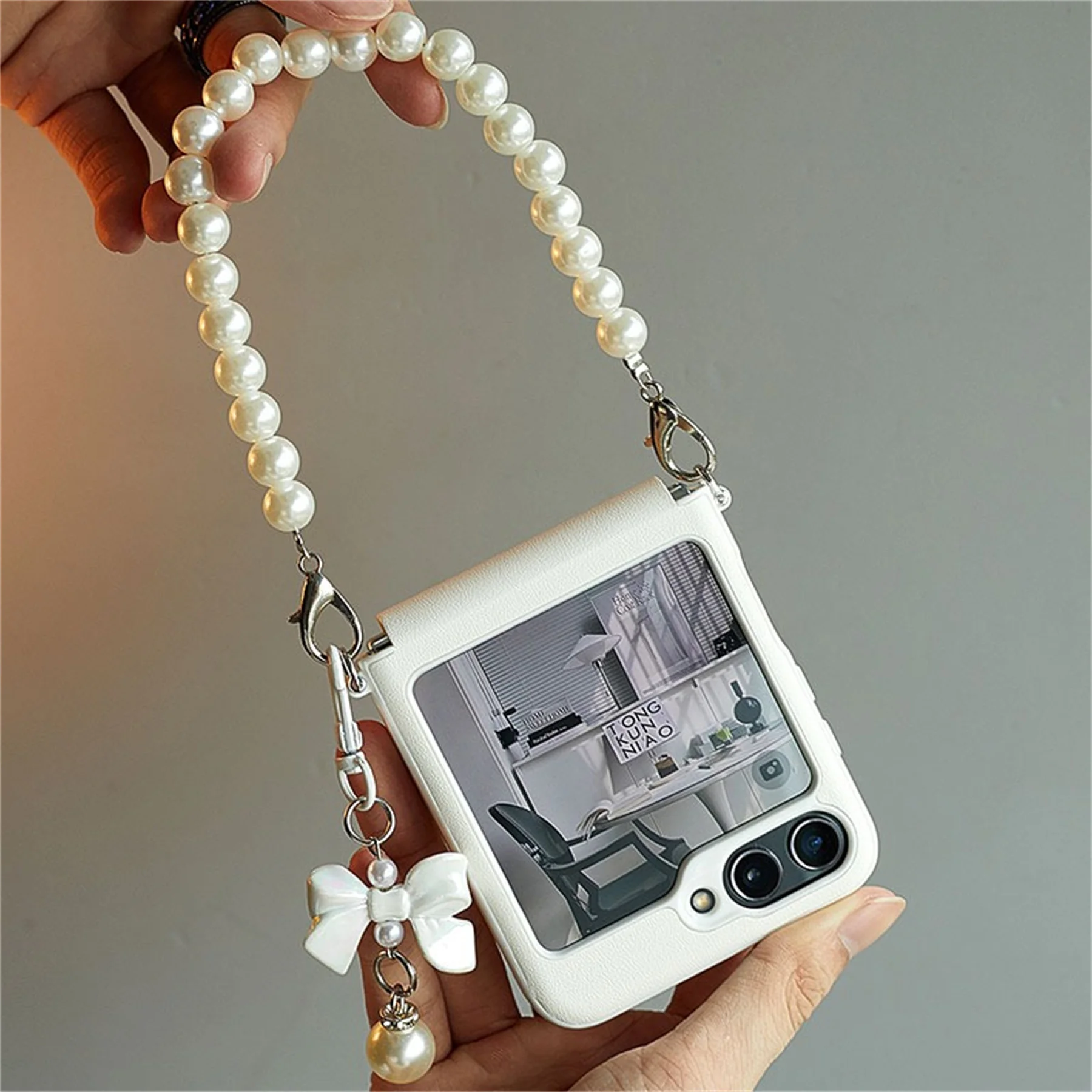 Luxury Simple White Phone Case with Portable Pearl Bracelet Bow Pendant for Samsung Galaxy Z Flip5 Zflip6 ZFlip 5 Flip6 Cover