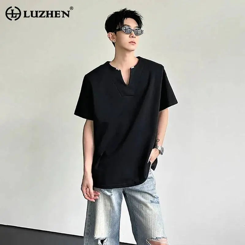 

LUZHEN 2026 Летние однотонные мужские футболки с V-образным вырезом и коротким рукавом, модные, элегантные, свободные, простые, повседневные, JY6523
