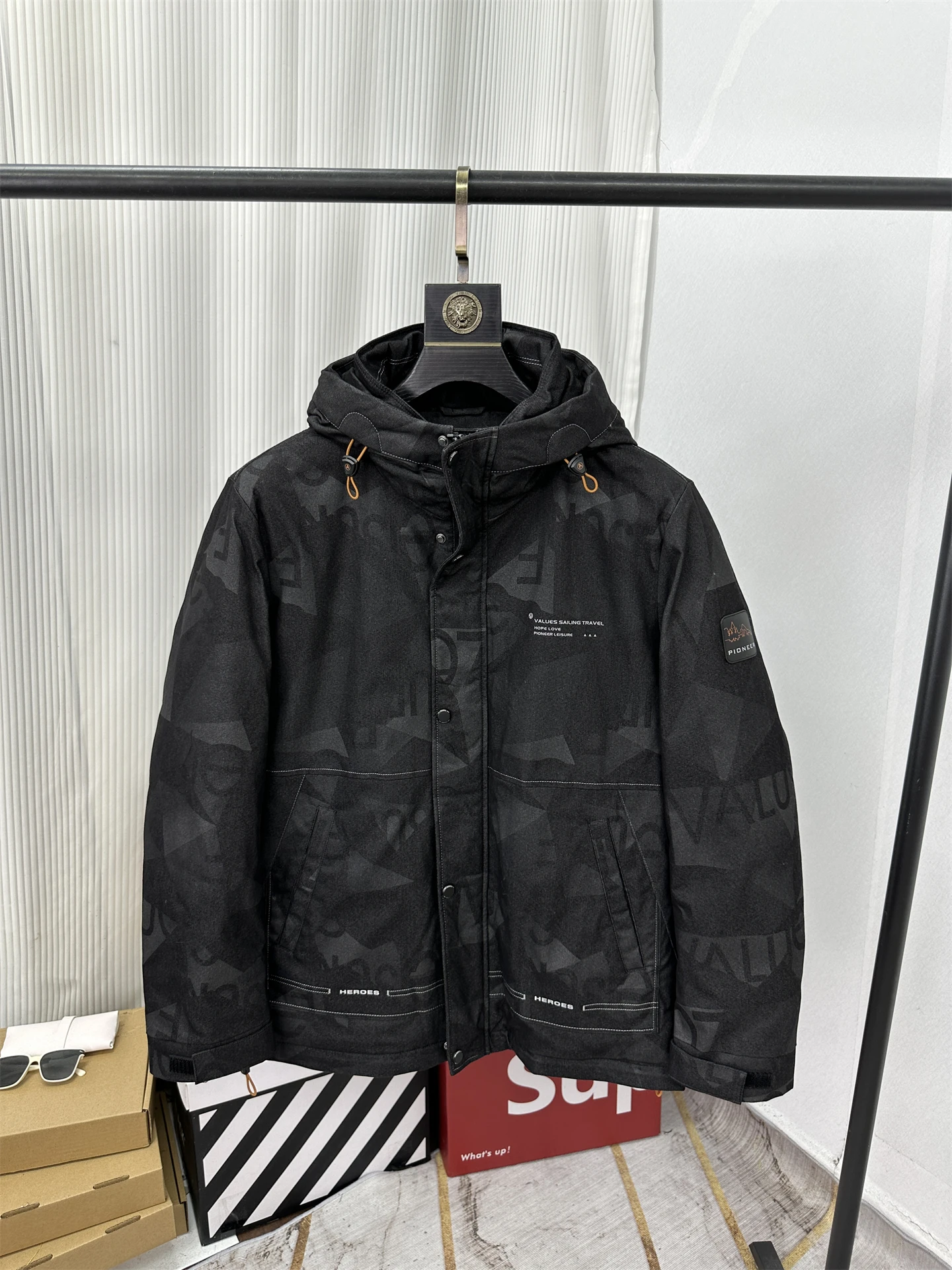 

Утепленная мужская куртка с капюшоном и принтом, теплая, морозостойкая, с наполнителем из пуха, белая, повседневная