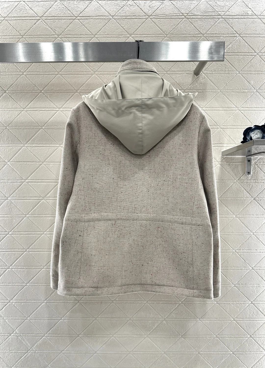 

A light beige workwear-style short woolen coat with a stand-up collar and detachable collar for warmth in autumn and winter