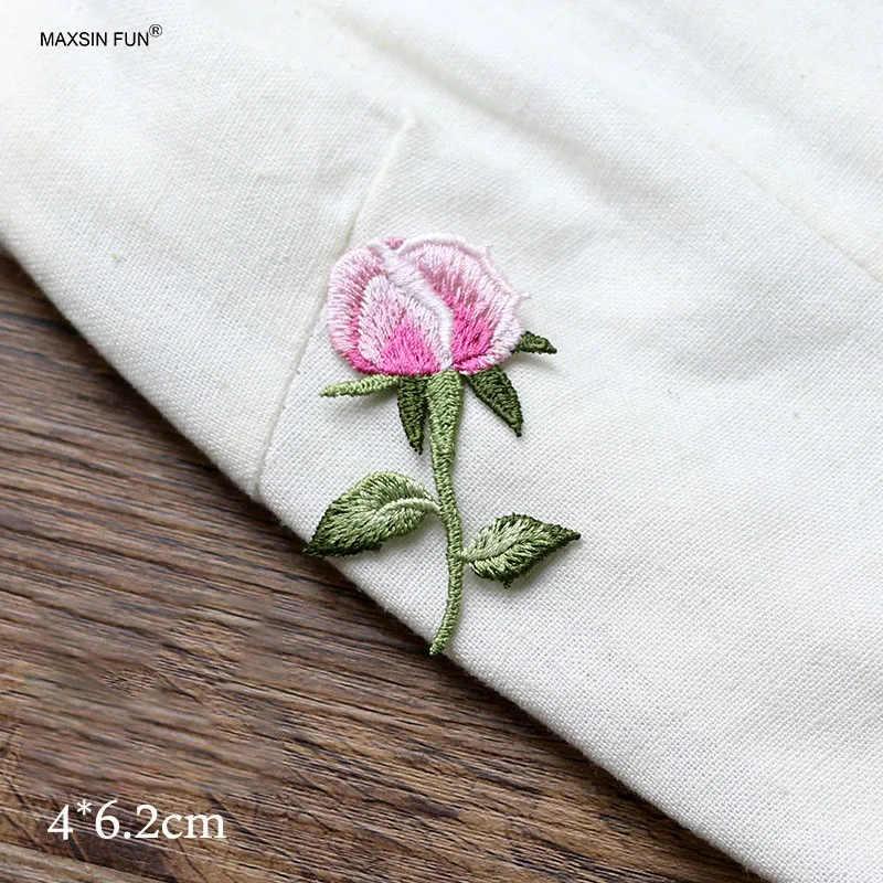 2 pezzi di piccole dimensioni rosa ricamato fiore Patch moda Applique cucire su Patch per borsa porta abiti decorazione creativa fai da te