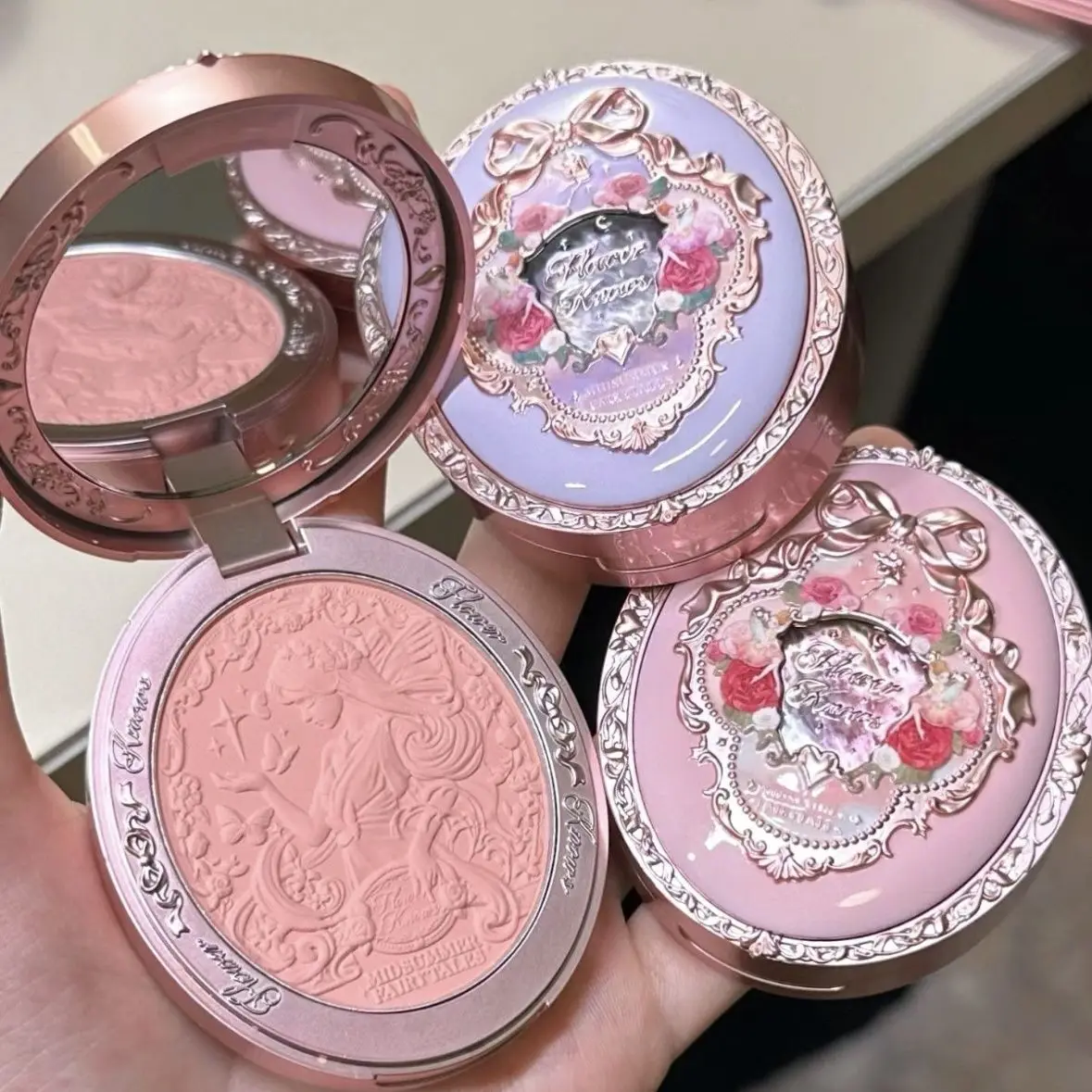 Flower Knows Midsummer Night Kaszmirowy Matowy Róż w Reliście Delikatny Makijaż Atmosferyczny Rozświetlający Twarz Kosmetyki do Róży