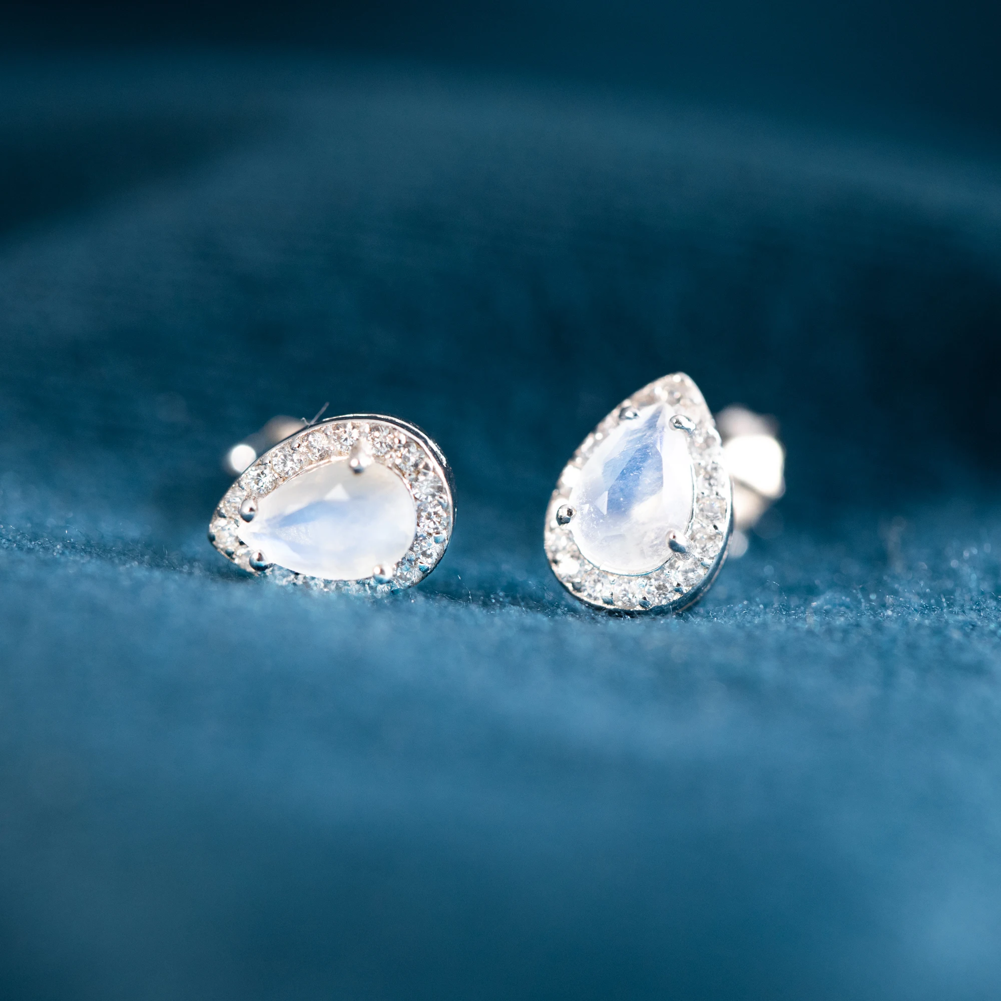 Pendientes de tuerca con piedra lunar en forma de pera para mujer, base de plata de ley 925 con baño de oro de 14K, engaste de piedras preciosas, joyería fina hecha a mano, accesorios ideales para regalo en el Día de la Madre, cumpleaños, fiestas, aniversarios y días festivos.
