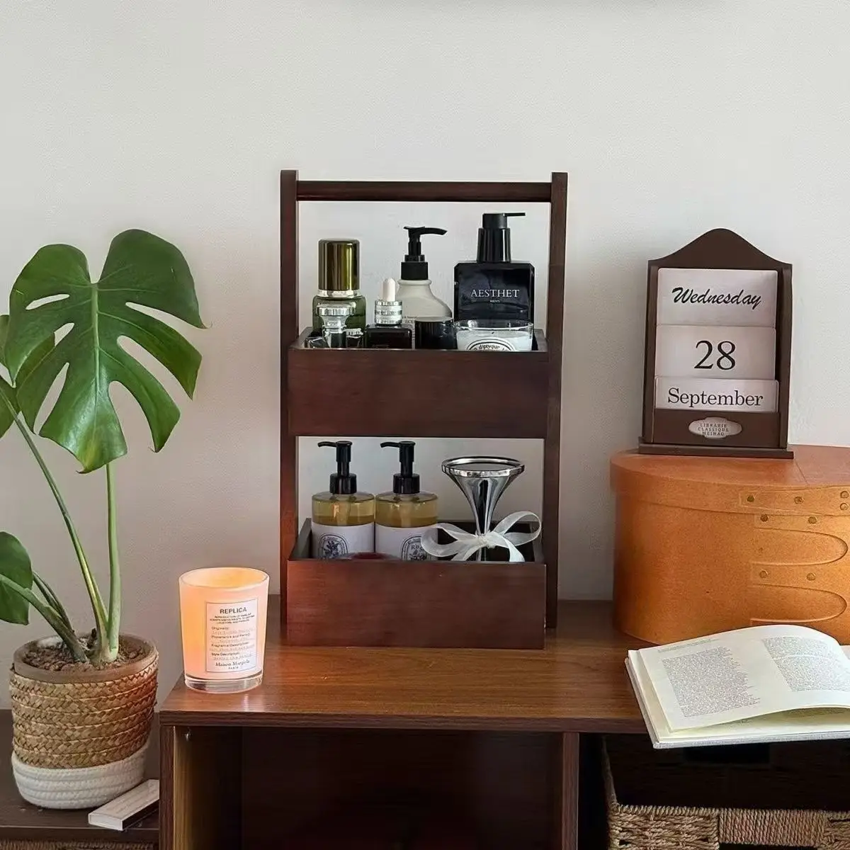 

*Makeup Box, Dresser, Lipstick, Jewelry, Table Top, Advanced Perfume, Solid Wood Skin Care Articles