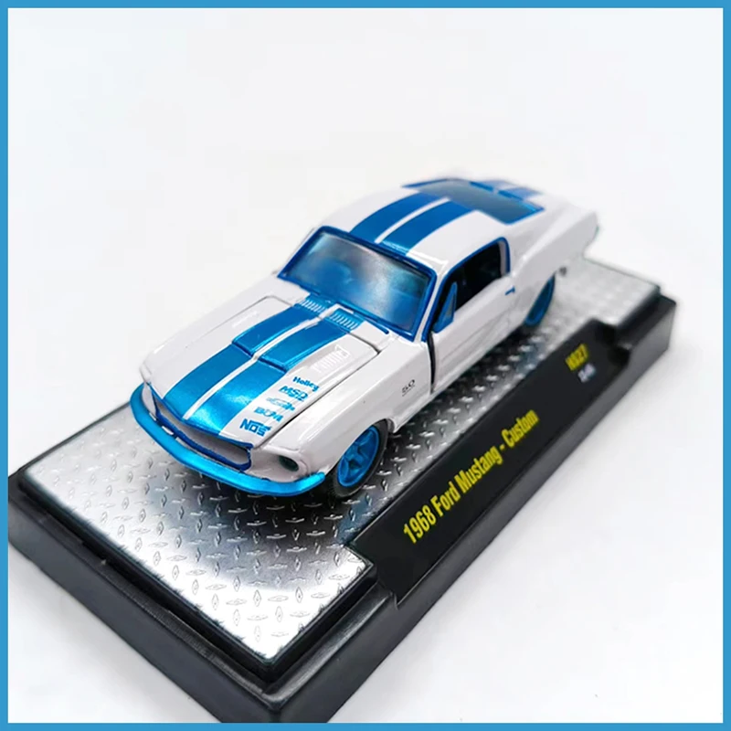 Diecast M2 escala 1:64 1968 Ford Mustang modelo de coche de aleación personalizado colección estática decorado regalos de vacaciones Juguetes