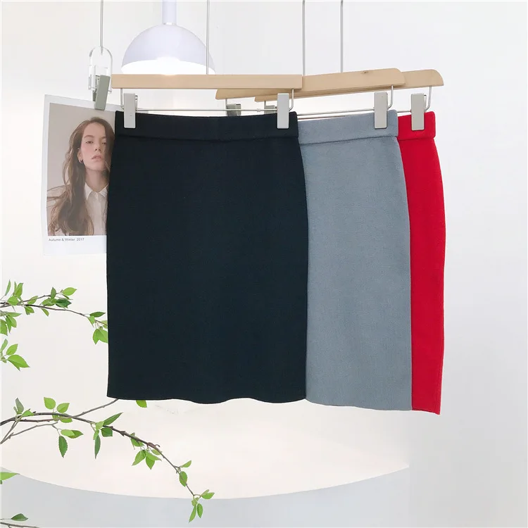 7604 14 Igłowy szew okrągłego dekoltu, bez rękawów, ukrywający bok piersi, regularne ramiączka, nieregularny top na ramiączkach + elastyczna spódnica z rozcięciem i elastyczną talią