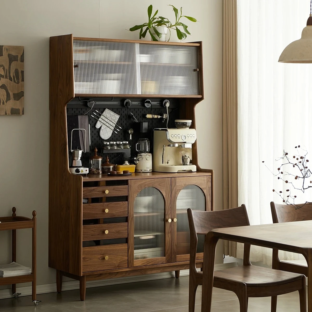 

Североамериканский черный орех из цельного дерева, небольшая квартира, кухня, встроенный шкафчик для столовой