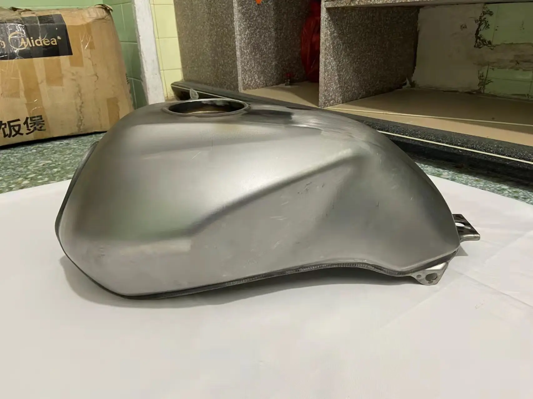 

Unpainted Motorcycle Iron Fuel Gas Tank Fit for Honda CB400 CB400SF VTEC5 2014 - 2019 CB 400 Vtec 5 2015 2016 2017 2018