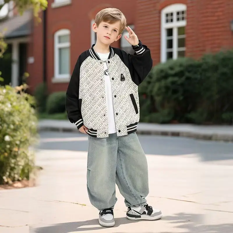 سترة بيسبول للأولاد على الطراز الكوري الجديد لعام 2025 سترة أنيقة للربيع والخريف متعددة الاستخدامات للأطفال سترة واقية خفيفة الوزن