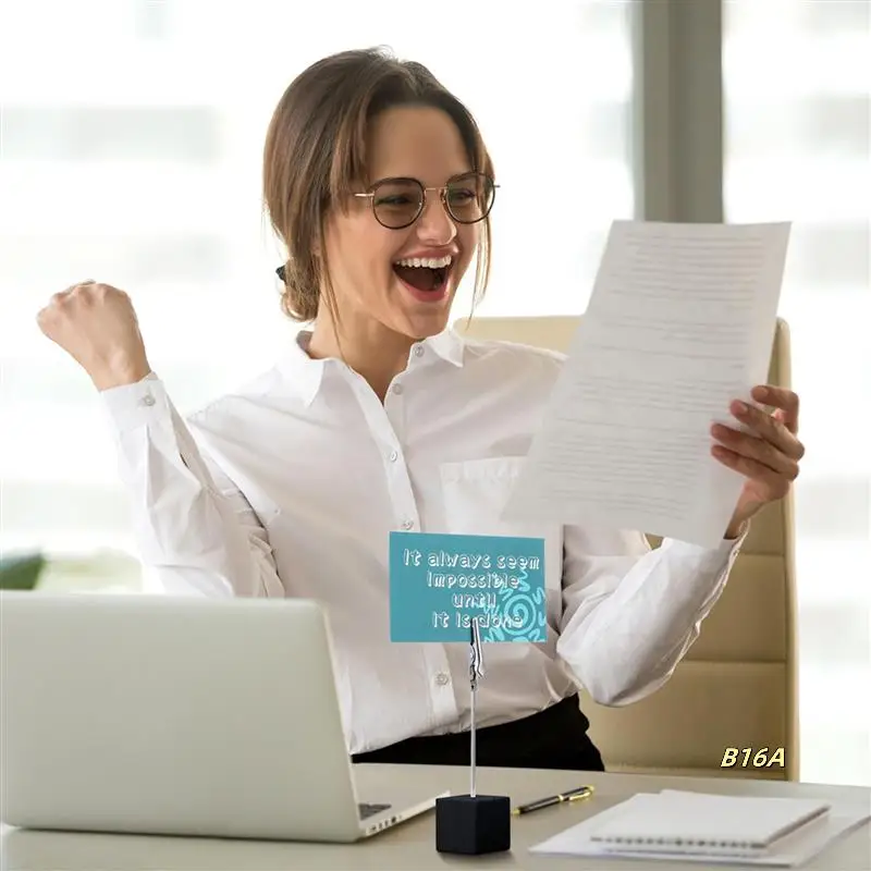 40 pièces Cube Base mémo pince support avec pince crocodile Base en bois Table numéro support Cube Base Place porte-carte