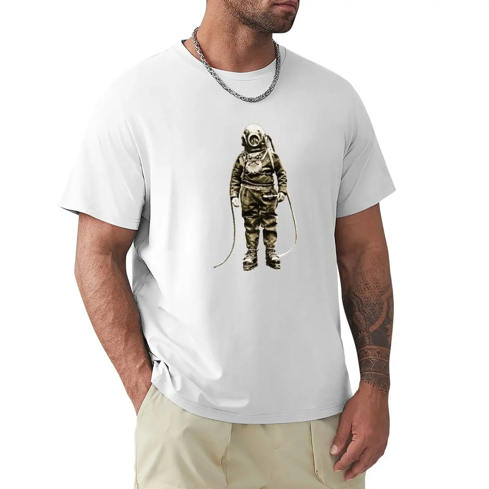 

Vintage Diver with Diving Helmet at Winchester Cathedral URM T-Shirt