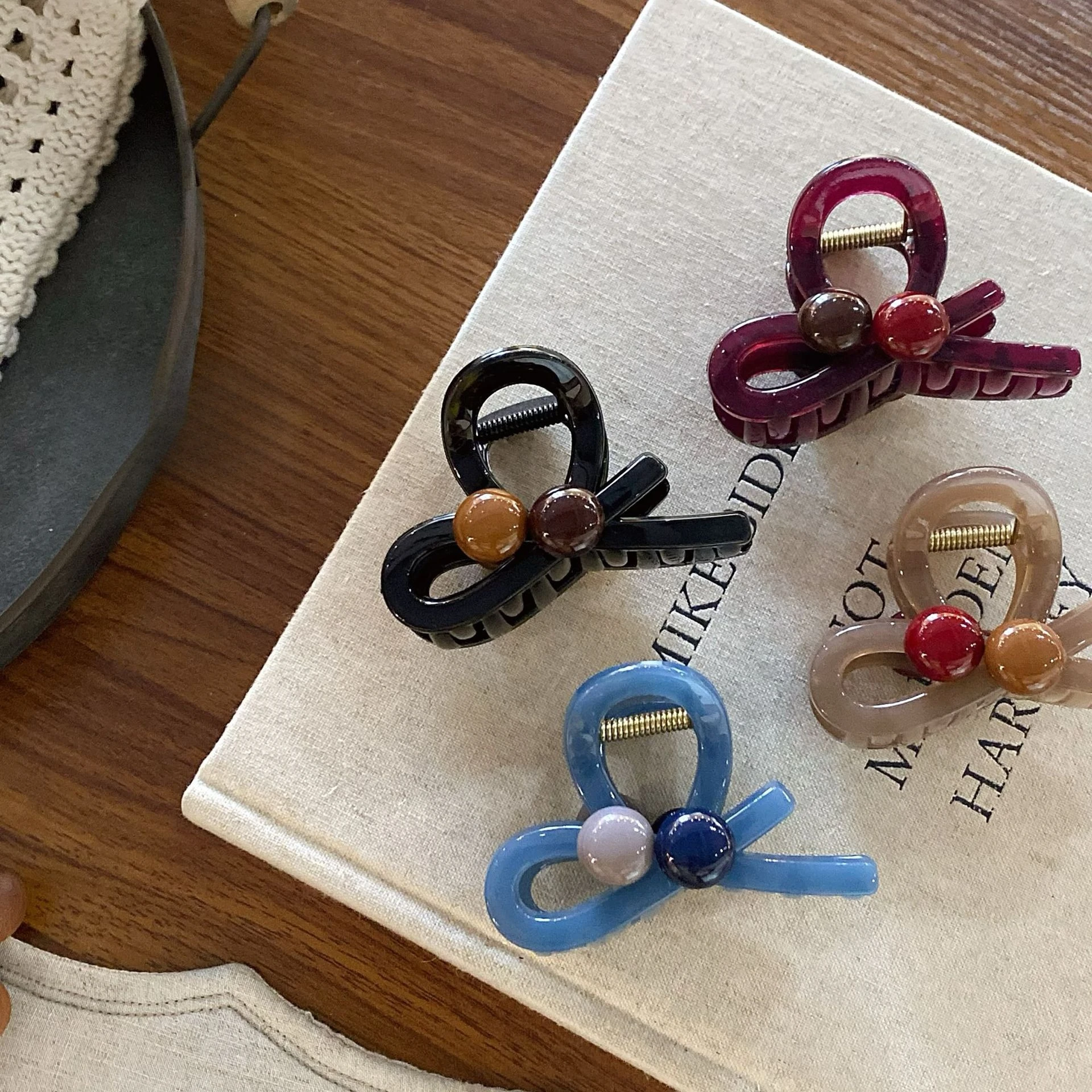 Fashion Hair Jaw Clip Colorful Bead Bow Design Updo Claw Clip for Women Versatile Lightweight Standard Size Hair Clip