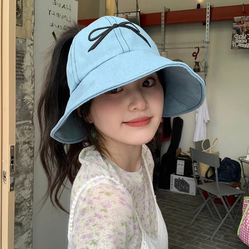 Wersja koreańska Niszowy projektant Denim Bucket Hat Summer Travel Fashion Bow Embroidery Wszechstronny pokaz twarzy Małe czapki damskie