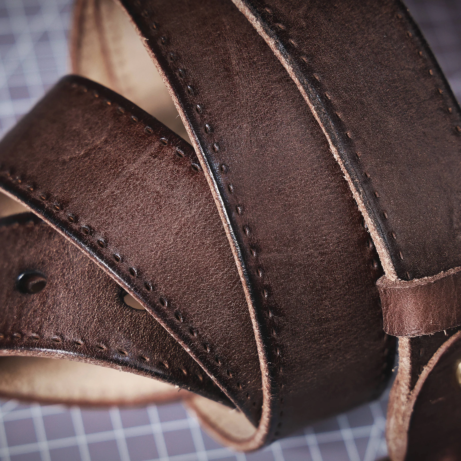S.WORKER Vintage-Herren-Gürtel aus echtem Leder, Vollnarbenleder, lässiger, klassischer Jeansgürtel mit Messing-Dornschließe, Geschenkbox – Detail 14