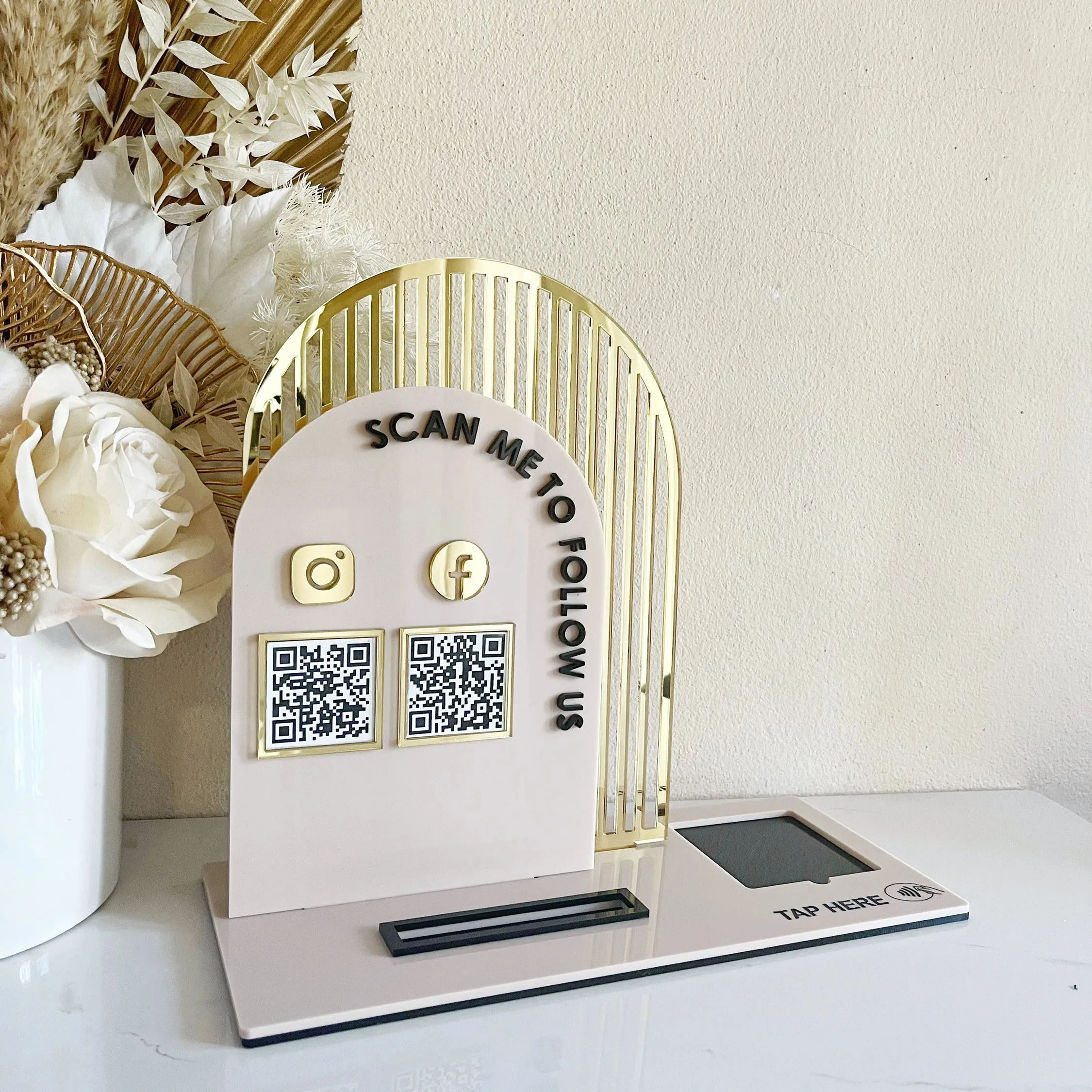 حامل رمز الاستجابة السريعة المقوس الحديث المخصص، لافتة عمل أكريليك قائمة بذاتها مع شاشة عرض الوسائط الاجتماعية المعاصرة على Instagram QR #6