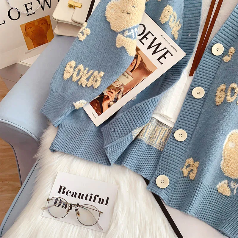 Sweter damski z dekoltem w serek, z nadrukiem misia, czerwony kardigan, luźny, casualowy, niebieski, czarny, dzianinowy top, kolekcja wiosna-jesień 2025.