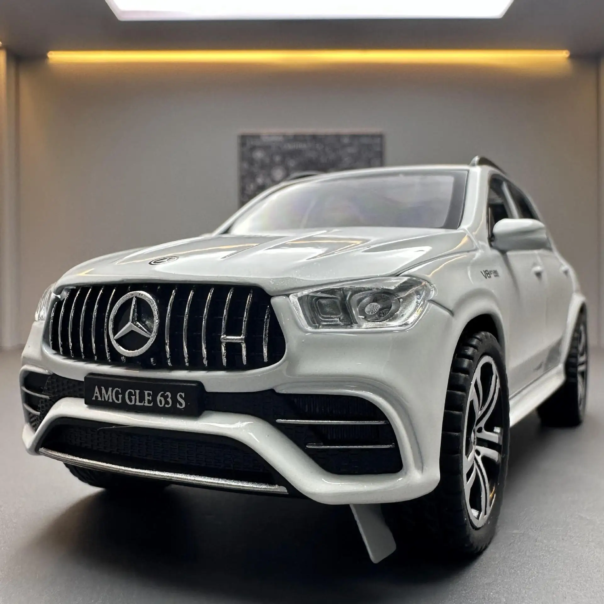 

Alloy Car Model 1:32 Ben GLE63S Off-road Vehicle Pull Back with Sound and Light Toy Car Model Ornament Delivery