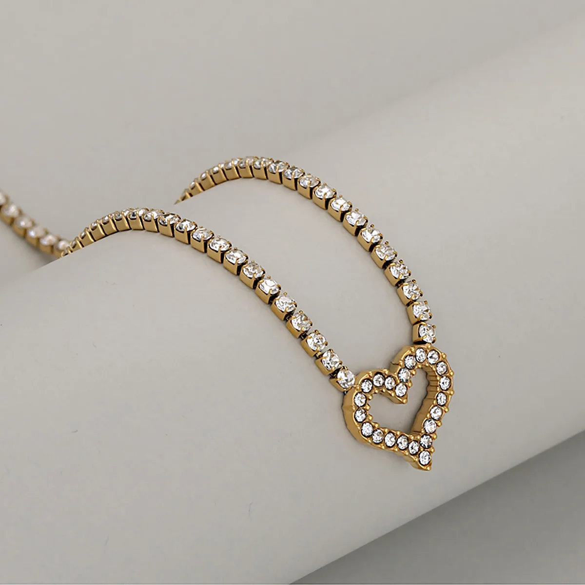 

Light Luxury Texture Full Diamond Fashion Hollow Heart Stainless Steel Claw Chain Pendant Necklace For Women, Premium & Low-Key