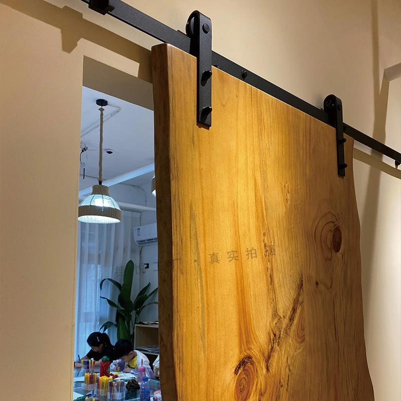 

Производитель заказал направляющую для раздвижных дверей с демпфирующим механизмом и многослойной дверью из массива дерева с покрытием, и она должна быть доставлена до двери.