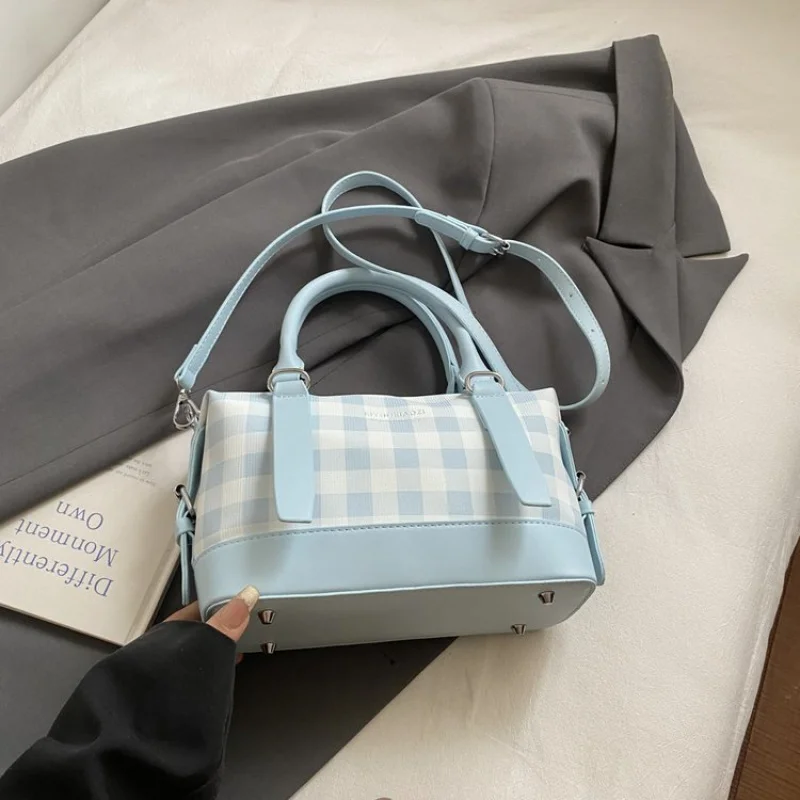 

Элегантная женская сумка с структурированным дизайном коробки и верхней ручкой для полированного и изысканного внешнего вида.