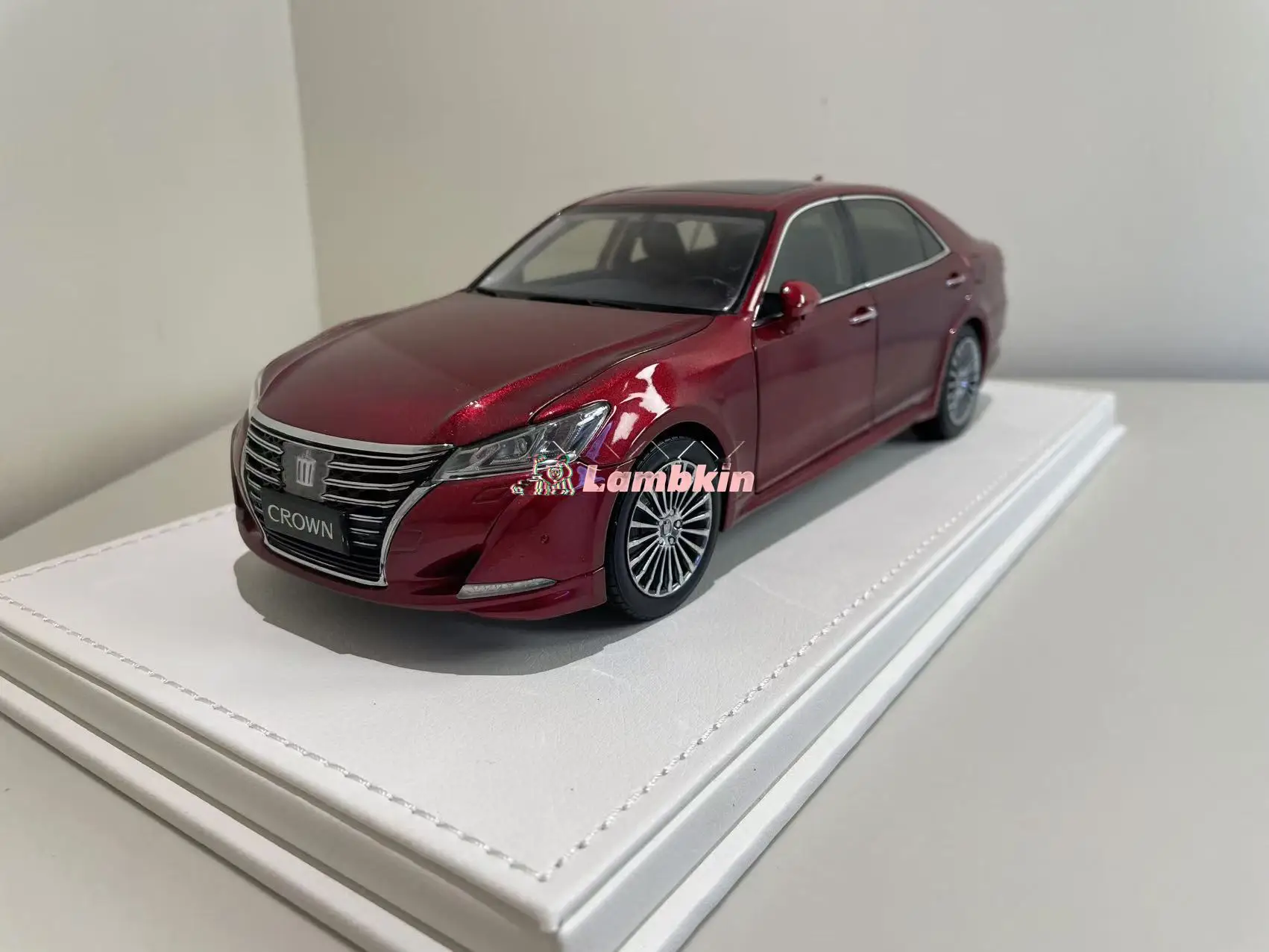 Diecast 1:18 Scale 2015 14-Generation red Crown Simulation Alloy Car Model Static Display Collection Souvenir Gift Decoration