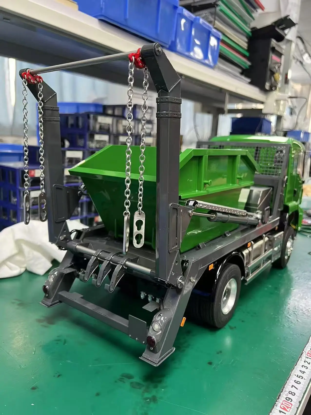 

LESU 4X4 1/14 RC Hydraulic Swing Arm Garbage Truck Metal Skip Loader TGS Sound Light Sytem Paintied Car Vehicle Model Toys Gifts