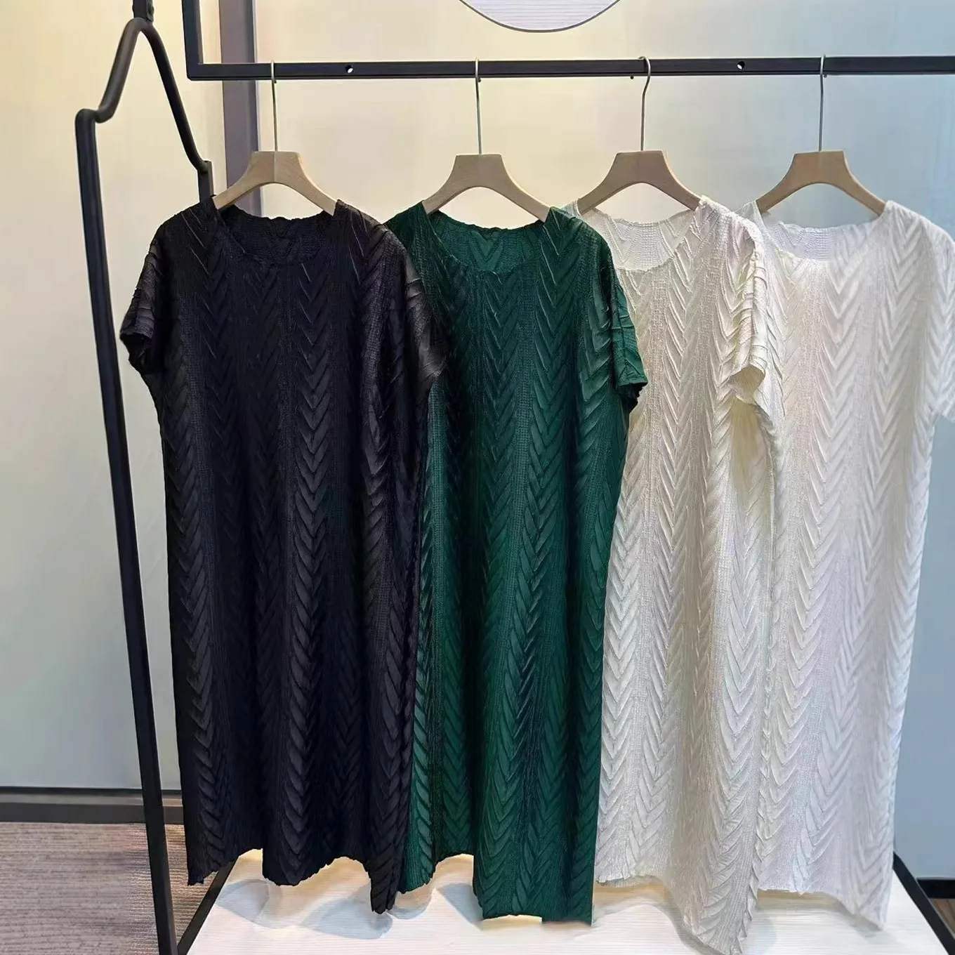 

Miyake Plissé Taille Plus 2026 Robes Printemps Et Été Robes Longues Femmes Broderie Loose Mode Jupe Plissée Manches Courtes