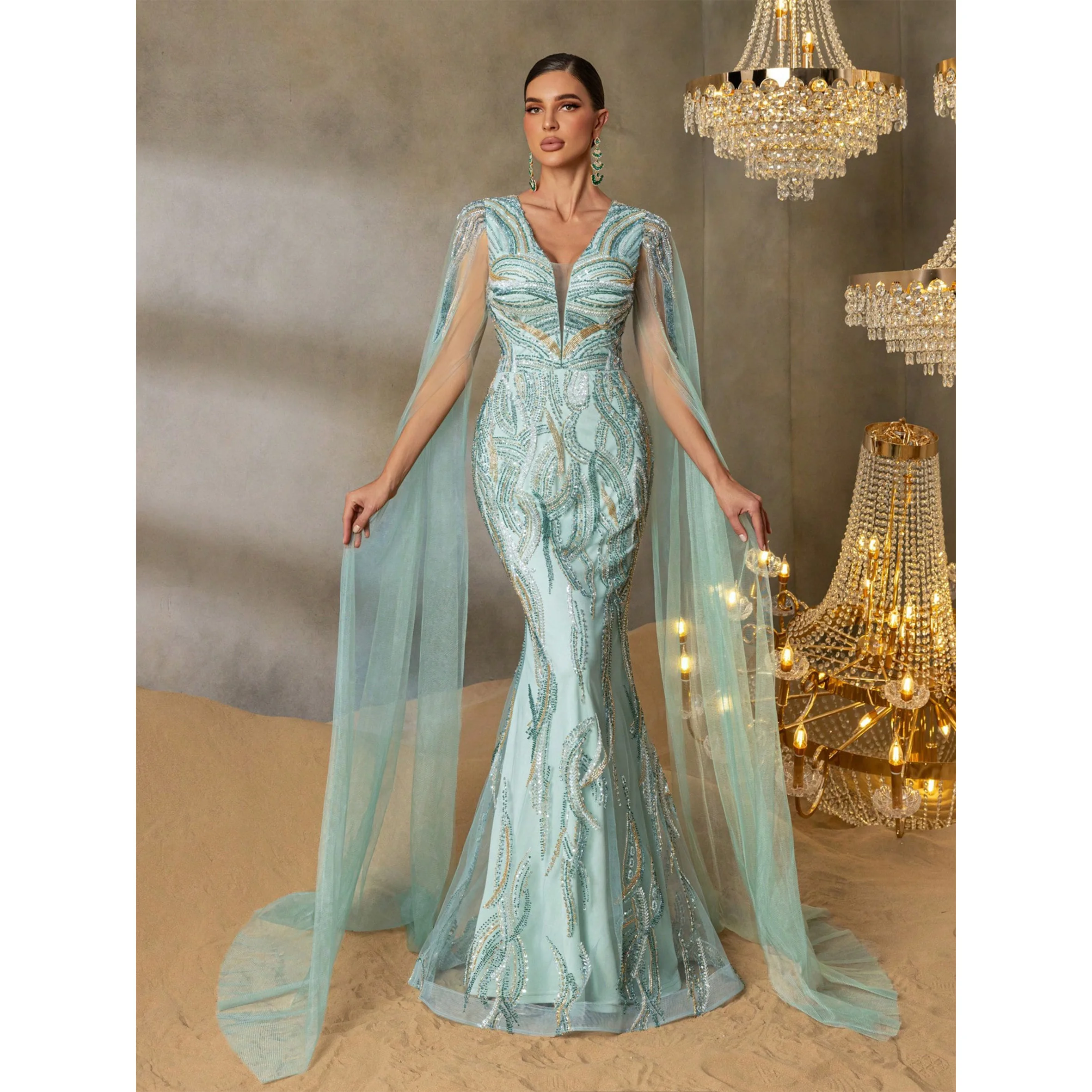 Opulentes, perlenbesetztes Abendkleid mit V-Ausschnitt, bodenlangen transparenten Ärmeln, Meerjungfrau-Silhouette und dramatischer Schleppe