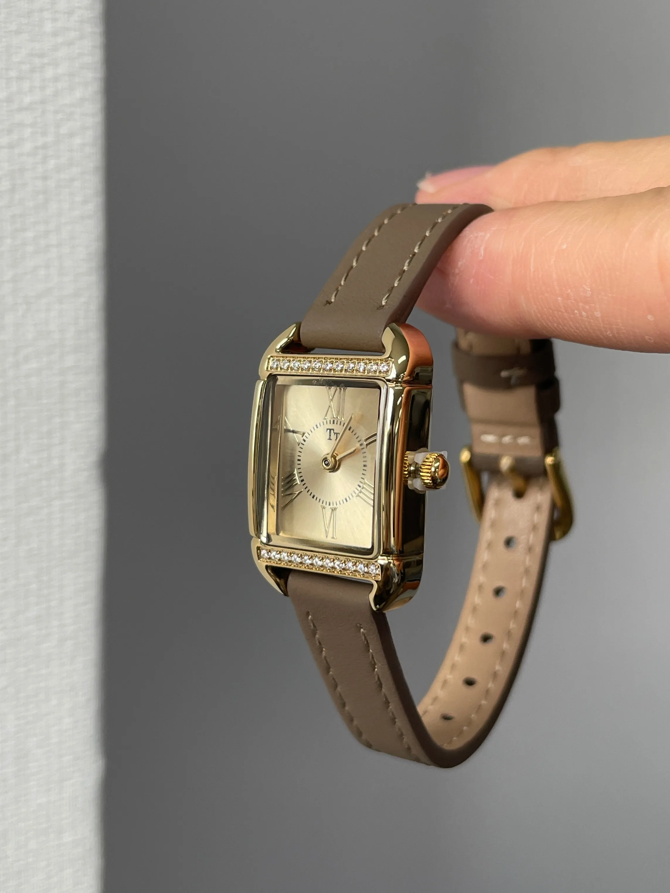 Luxury women's watch, square design, elegant style, 2026 new style, professional women's watch, high-value and trendy.