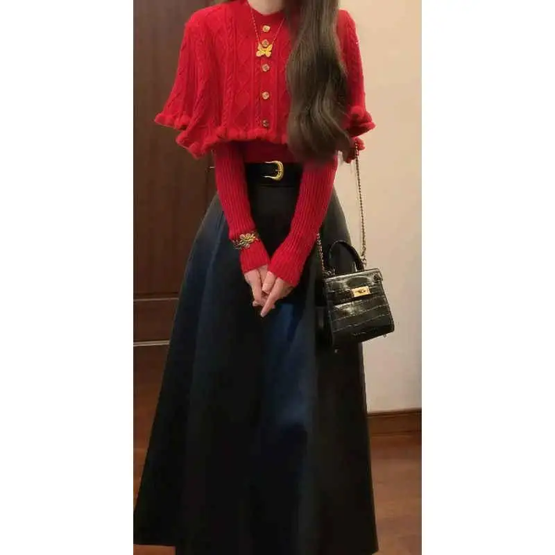 Jesienny, modny damski lekki płaszcz Maturi, sweter z odkrytymi ramionami, spódnica, zestaw dwuczęściowy, stylizacja Ele Trendy.