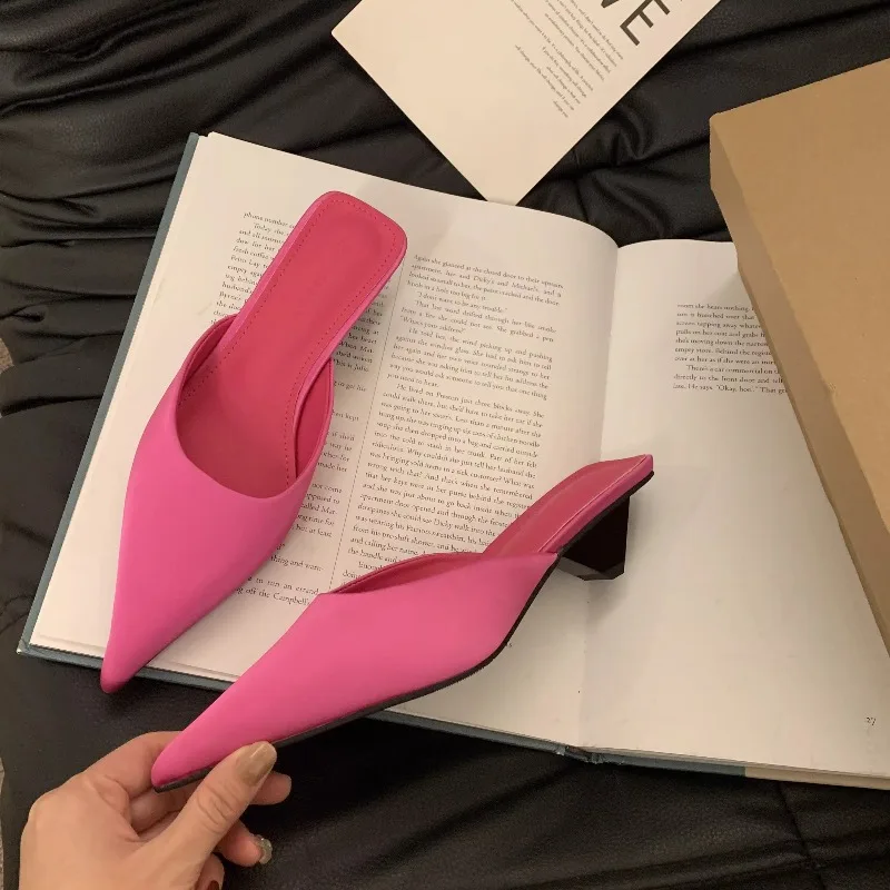 Nuevas zapatillas de lujo con punta estrecha para mujer, sandalias elegantes a la moda de Color caramelo para mujer, sandalias cuadradas de tacón bajo, zapatos deslizantes sin cordones