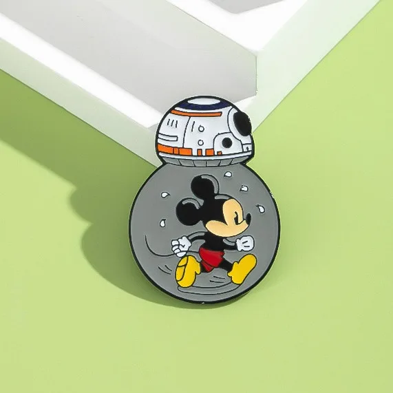 

Miniso movie cartoon Mickey Mouse peripheral brooch alloy badge cute robot decoration